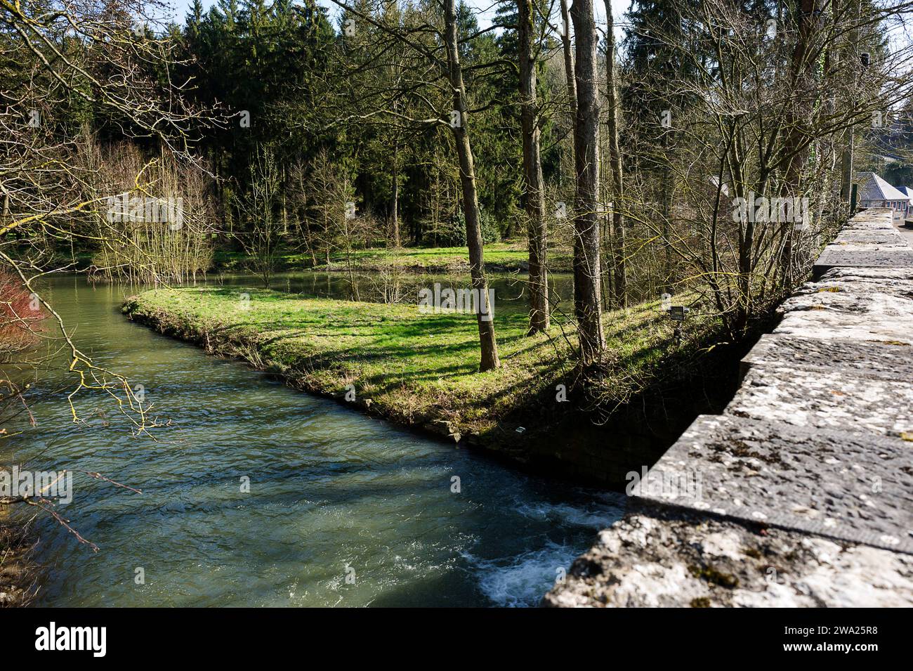 Le pont Romain sur l'ancienne voie romaine, la ferme et la rivière Hantes. | le pont romain sur l'ancienne voie romaine avec la rivière Hantes. Banque D'Images