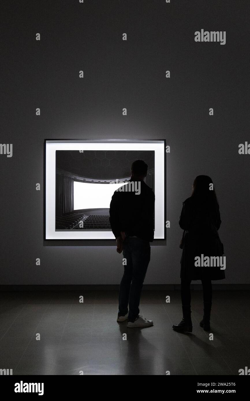 Les visiteurs qui regardent les œuvres de 'Theaters' à l'exposition Hiroshi Sugimoto Time machine 2023 à la Hayward Gallery, Londres, Angleterre Banque D'Images