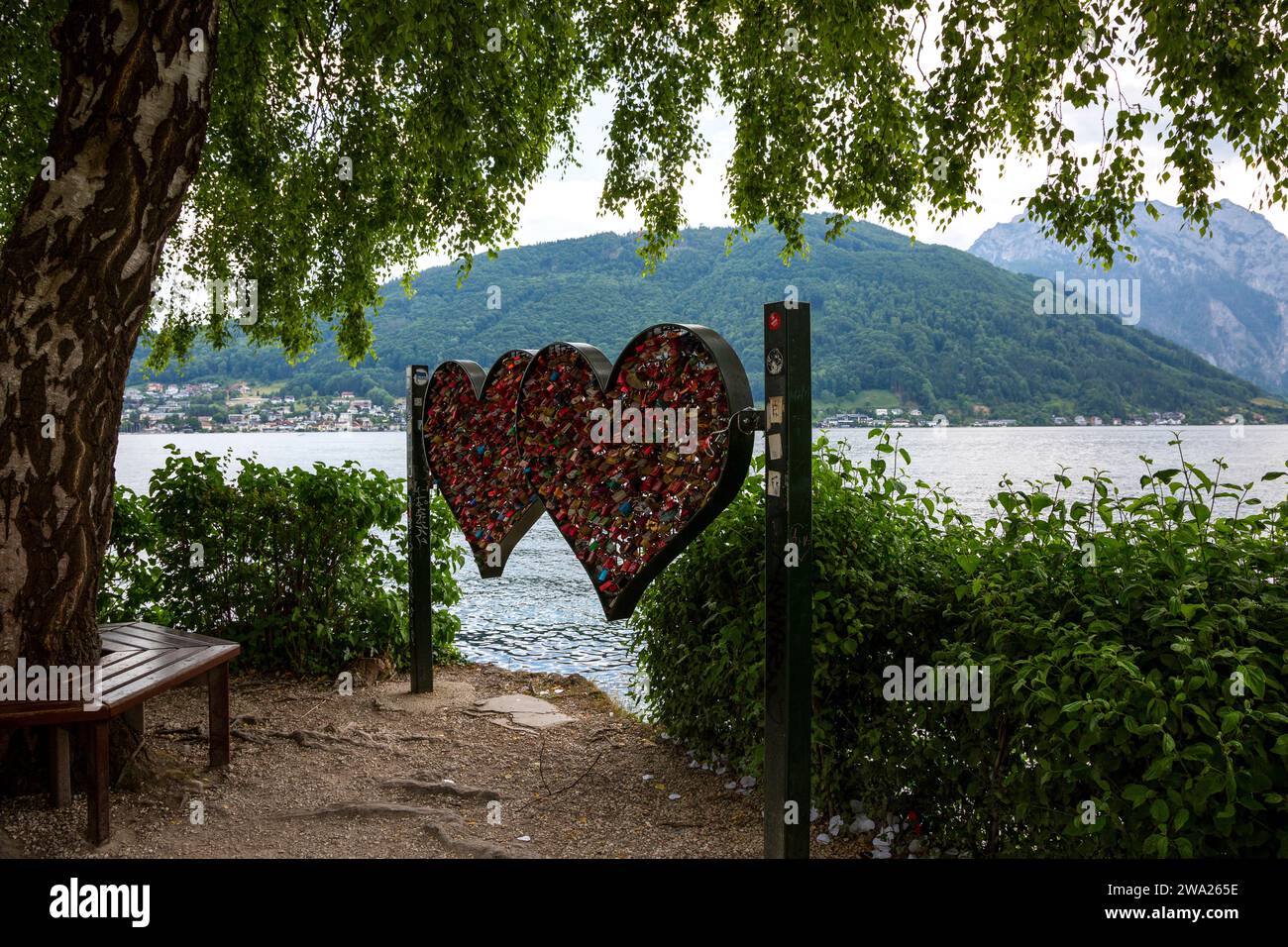 Écluses d'amour sur les rives du lac Traunsee près de Gmunden en Autriche Banque D'Images