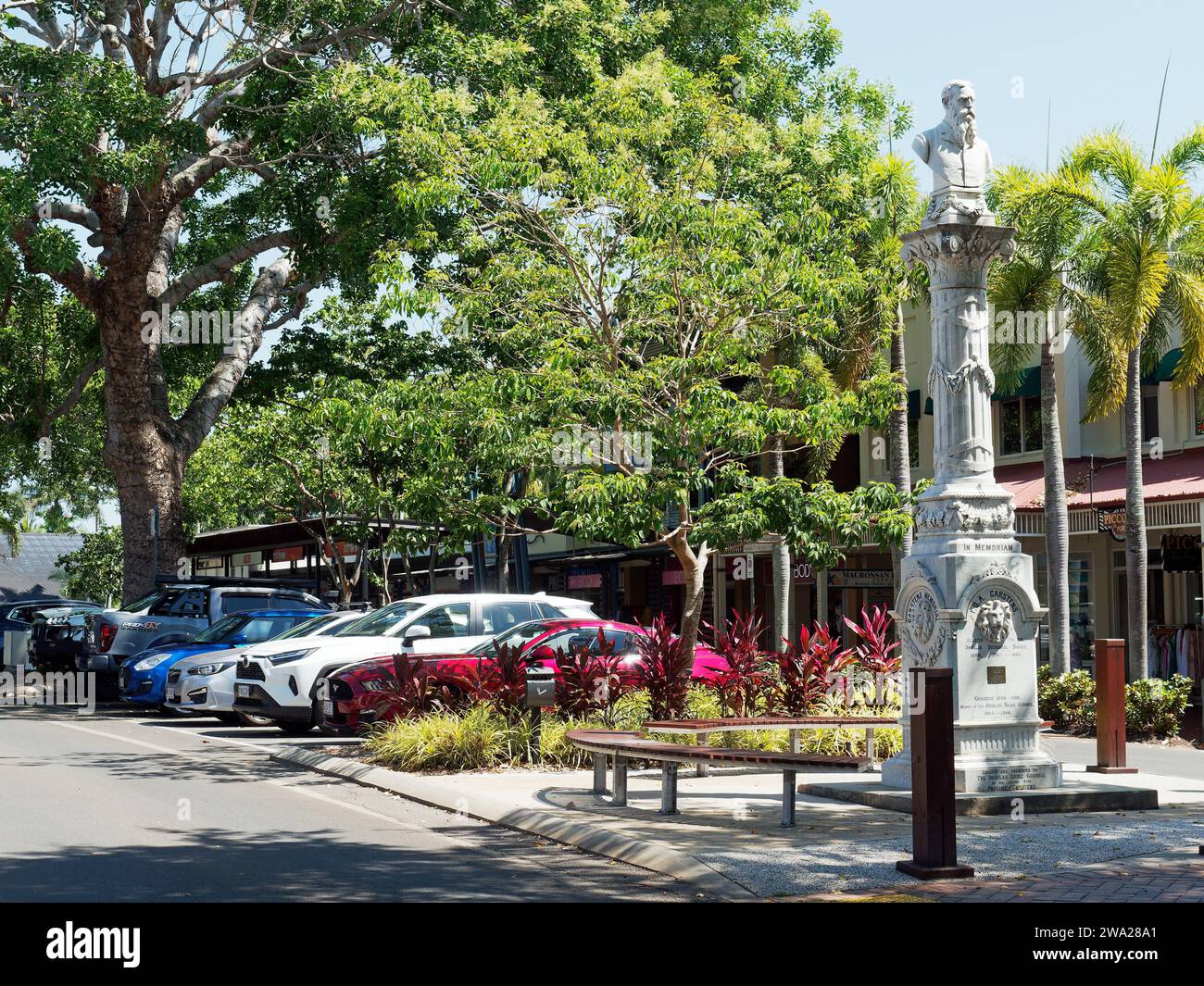 Vue en regardant le long des boutiques, des bars et des restaurants sur Macrossan Street, la principale rue commerçante de Port Douglas Queensland Australie Banque D'Images
