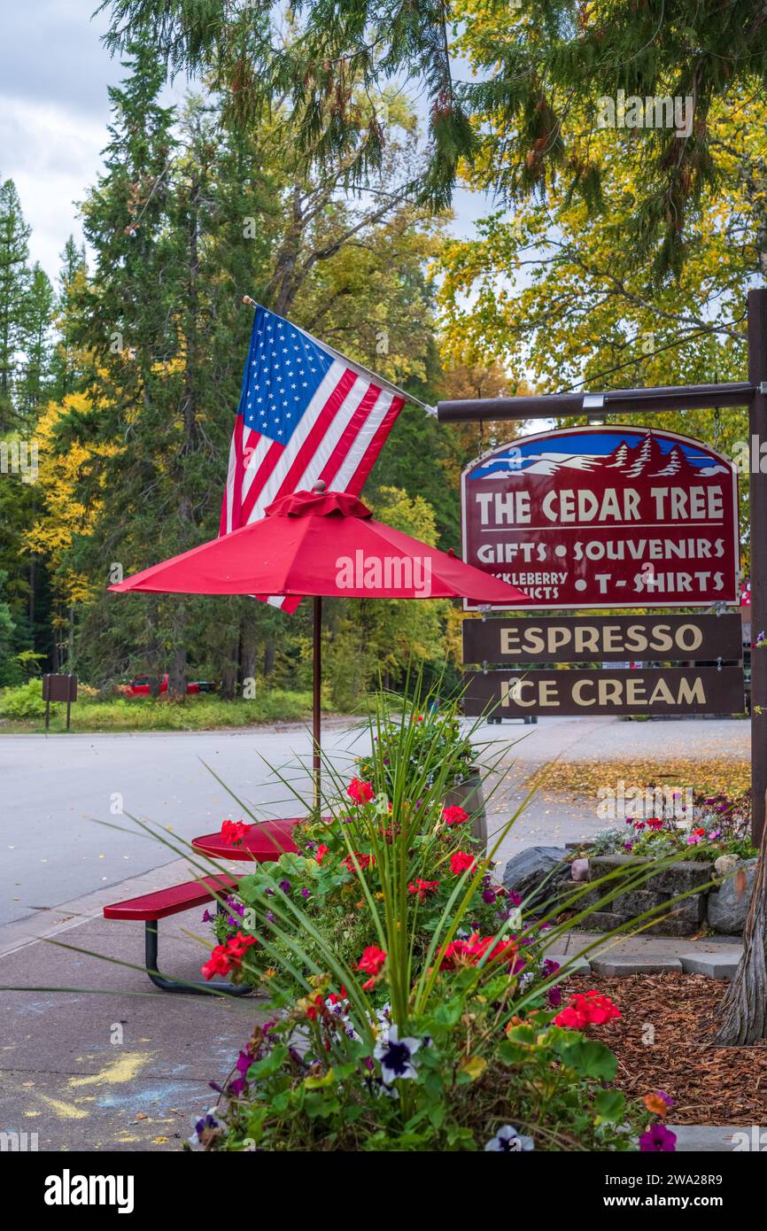 Un magasin de crème glacée et drapeau américain dans le village d'Apgar, West Glacier, Glacier National Park, Montana, États-Unis. Banque D'Images