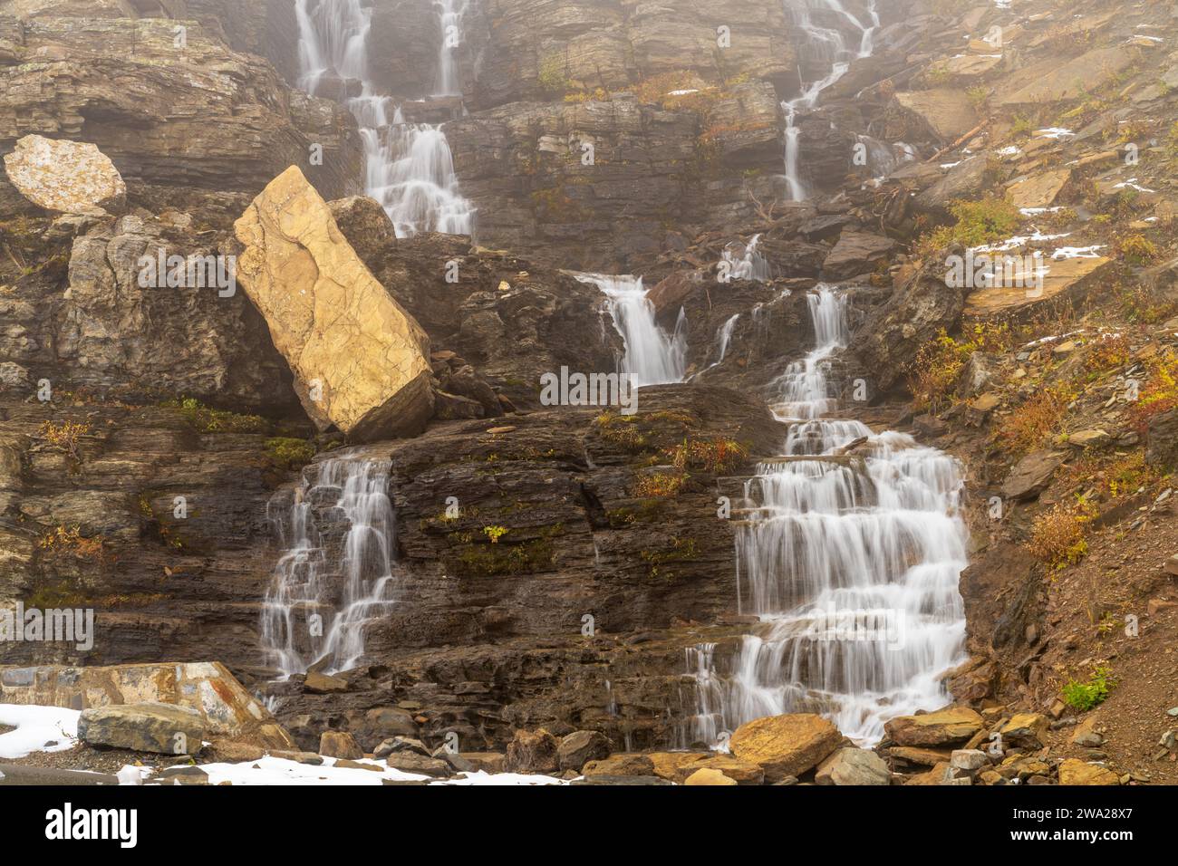 Une cascade de montagne dans la région de Logan Pass du parc national de Glacier, Montana, États-Unis. Banque D'Images