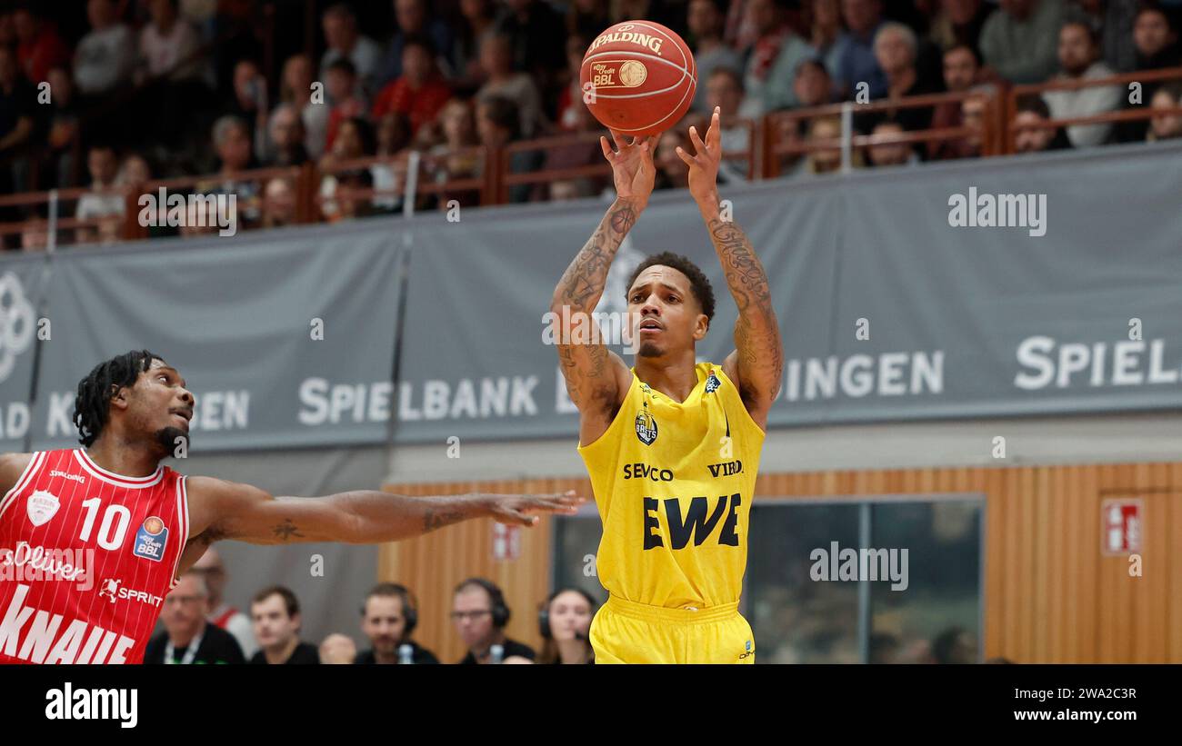 V. l. Darius Perry (Wuerzburg baskets, 10) et DeWayne Russell (EWE baskets Oldenburg, 4). 29.12.