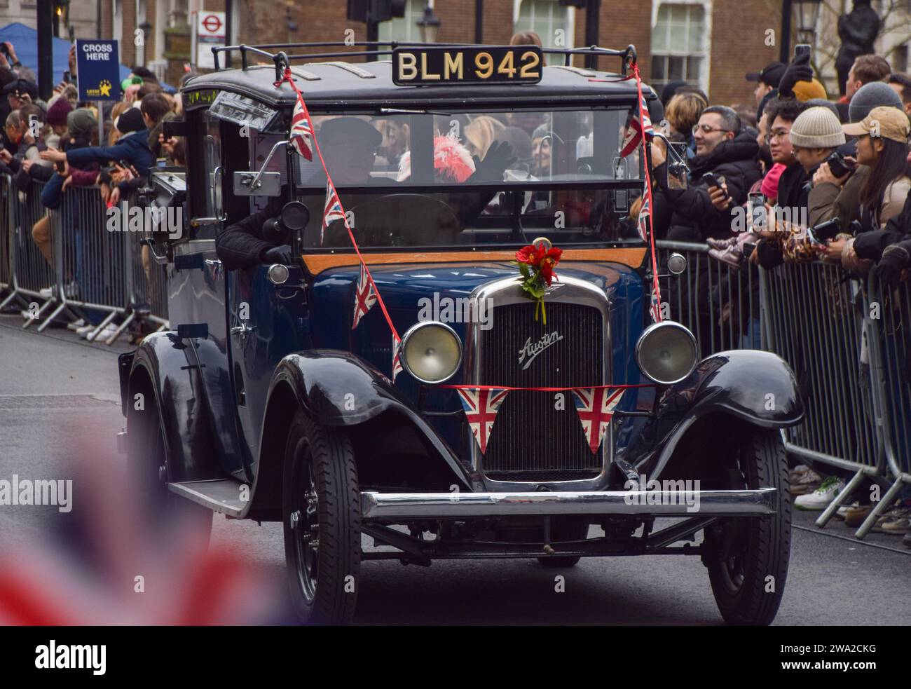 Londres, Royaume-Uni. 1 janvier 2024. Les participants au défilé du jour de l'an 2024 à Londres passent par Whitehall. Crédit : Vuk Valcic/Alamy Live News Banque D'Images