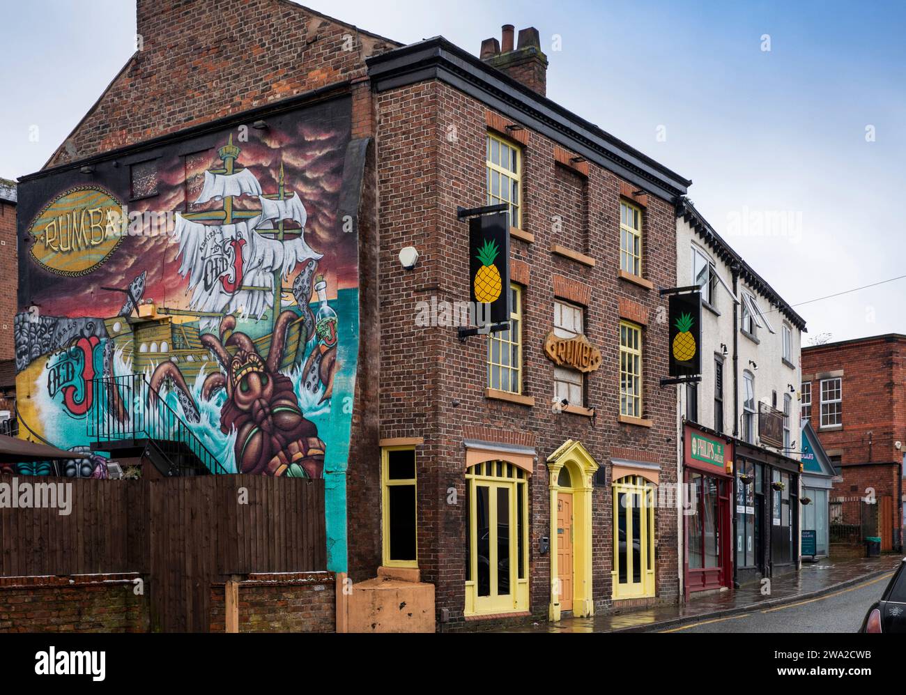 Royaume-Uni, Angleterre, Cheshire, Macclesfield, Pickford Street, Noël, murale colorée sur le pignon du bar à vin Rumba Banque D'Images