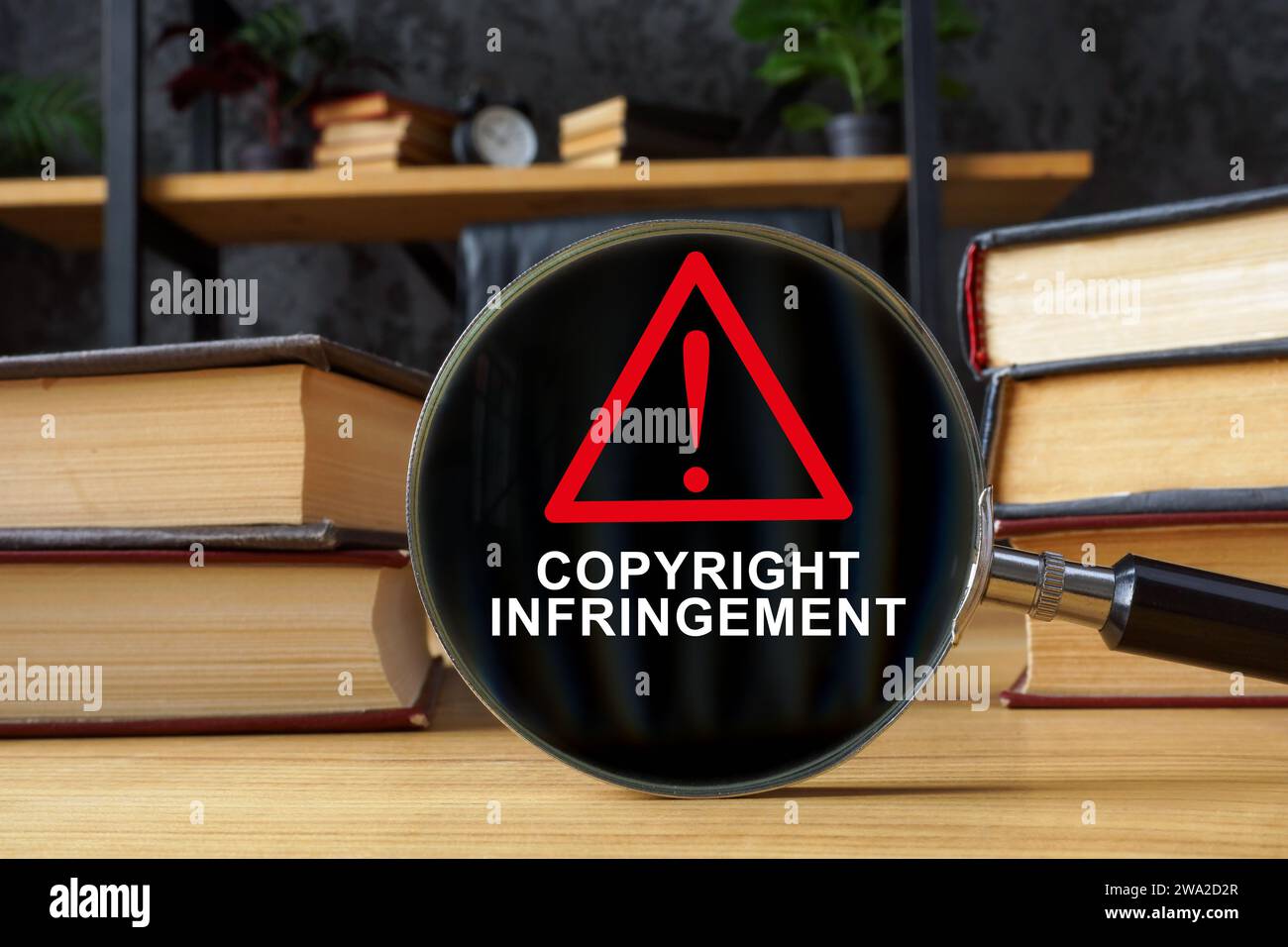 Livres et loupe avec inscription violation du droit d'auteur. Banque D'Images