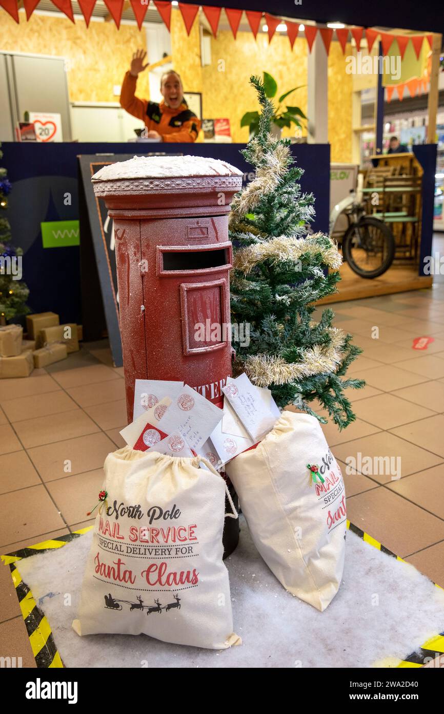 Royaume-Uni, Angleterre, Cheshire, Macclesfield, marché intérieur à Noël, message à Santa boîte aux lettres Banque D'Images
