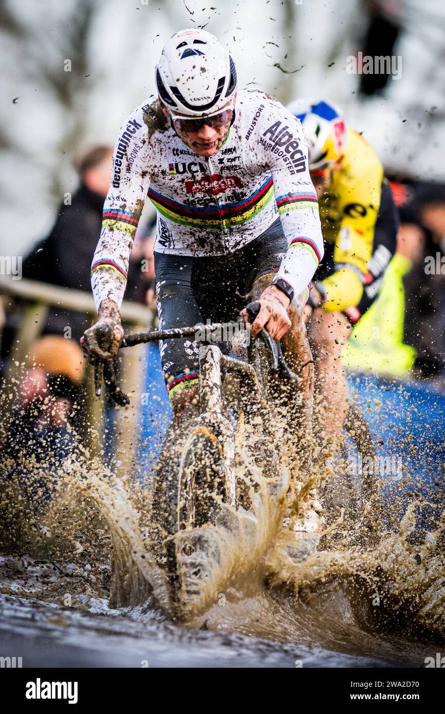 Baal, Belgique. 01 janvier 2024. Le Néerlandais Mathieu Van Der Poel et le Belge Wout van Aert photographiés en action lors de la course élite masculine de l'épreuve cycliste de cyclocross 'GP Sven Nyss' le lundi 01 janvier 2024 à Baal, étape 4/8 de la compétition X2O Badkamers 'Trofee Veldrijden'. BELGA PHOTO JASPER JACOBS crédit : Belga News Agency/Alamy Live News Banque D'Images