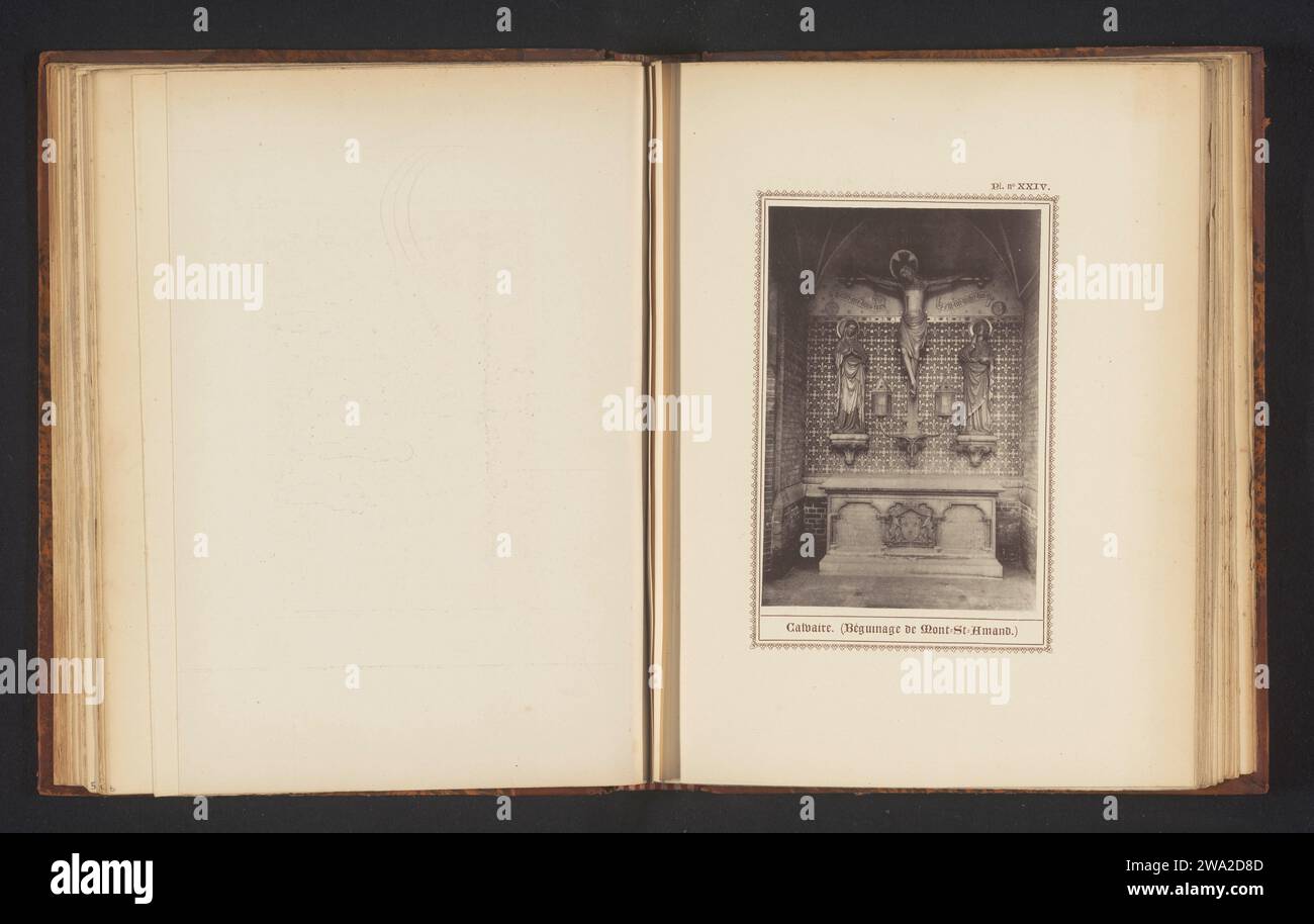 Image du Christ sur la croix avec une statue de Maria de chaque côté et une statue de Joseph à Sint-Amandsberg, Belgique, Joseph casier, c. 1891 - dans ou avant 1896 impression photomécanique papier Sint-Amandsberg collotype crucifié Christ avec Marie et Jean de chaque côté de la croix; Saint Rood Sint-Amandsberg Banque D'Images