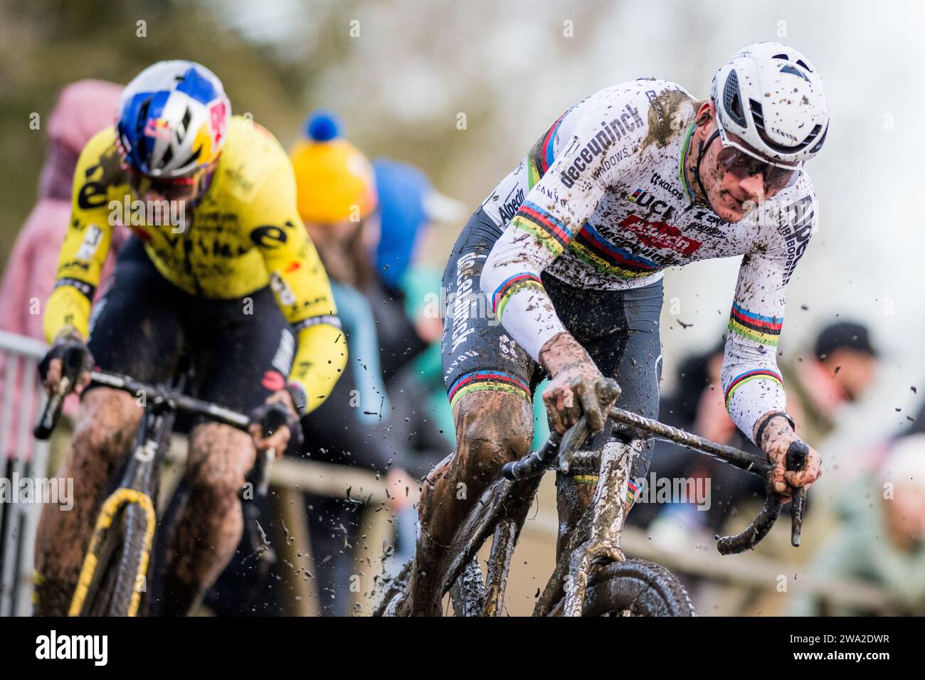 Baal, Belgique. 01 janvier 2024. Le Néerlandais Mathieu Van Der Poel et le Belge Wout van Aert photographiés en action lors de la course élite masculine de l'épreuve cycliste de cyclocross 'GP Sven Nyss' le lundi 01 janvier 2024 à Baal, étape 4/8 de la compétition X2O Badkamers 'Trofee Veldrijden'. BELGA PHOTO JASPER JACOBS crédit : Belga News Agency/Alamy Live News Banque D'Images