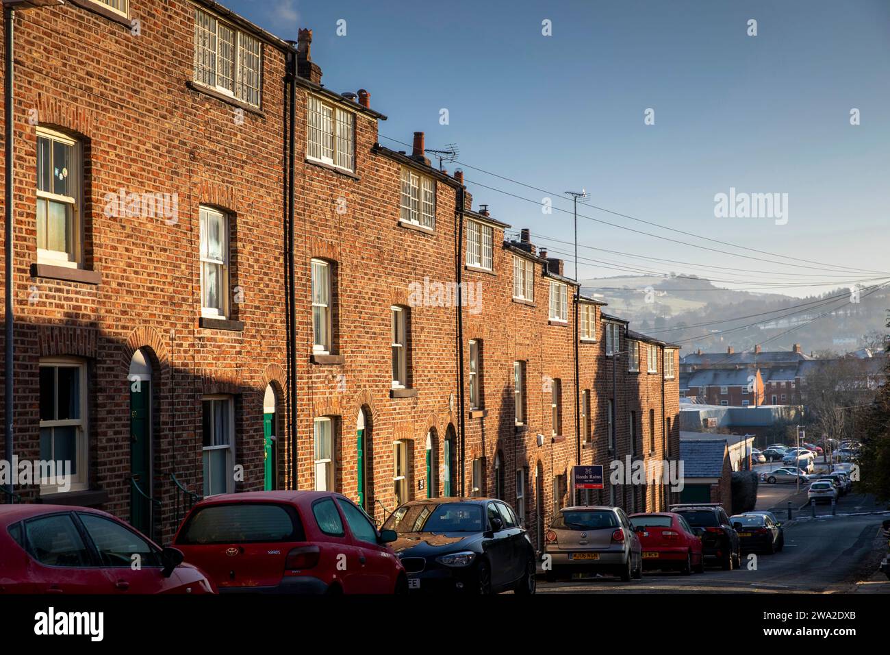 Royaume-Uni, Angleterre, Cheshire, Macclesfield, Paradise Street, maisons de tisserands restaurées avec des garrets au 3e étage en hiver Banque D'Images