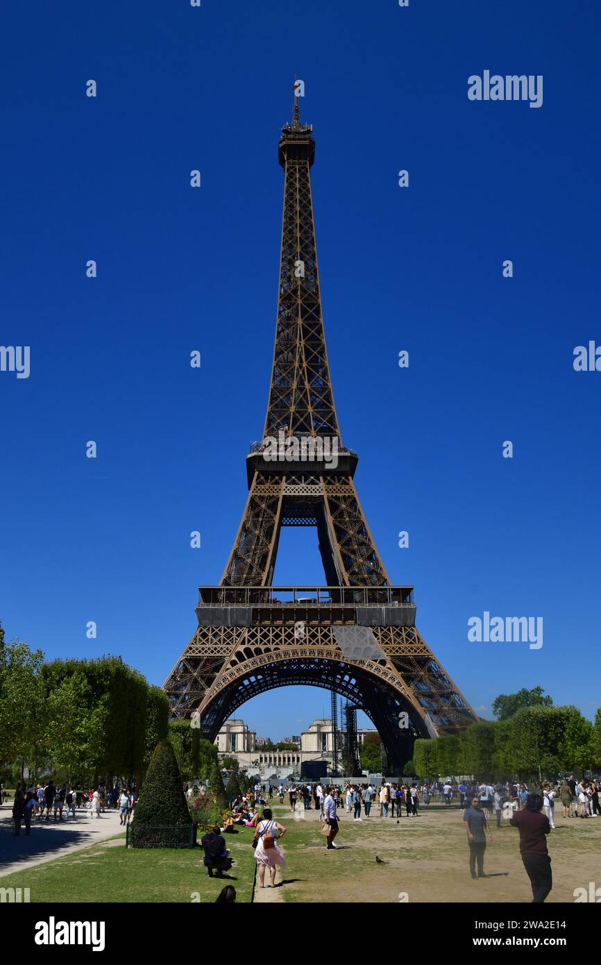 Tour Eiffel avec le parc verdoyant au premier plan, par une journée ensoleillée d'août. Banque D'Images