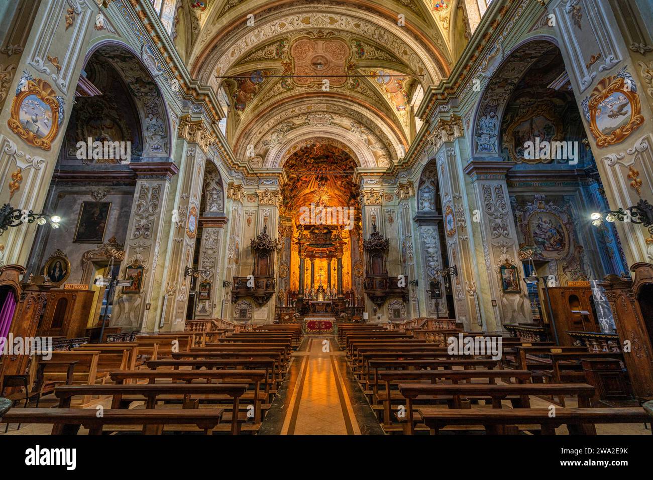 Vue intérieure depuis la Basilique della Madonn Assunta dans le magnifique Sacro Monte de Varallo. Province de Vercelli, Piémont, Italie. October-30-2023. Banque D'Images