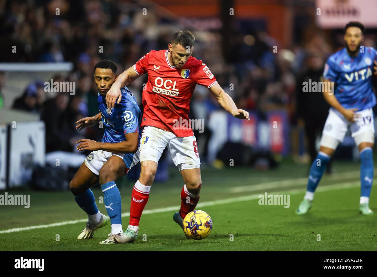 Stockport le lundi 1 janvier 2024. Mansfields Ollie Clarke affronte Odin Bailey du comté lors du match de Sky Bet League 2 entre le comté de Stockport et Mansfield Town au stade Edgeley Park, Stockport le lundi 1 janvier 2024. (Photo : Chris Donnelly | MI News) crédit : MI News & Sport / Alamy Live News Banque D'Images