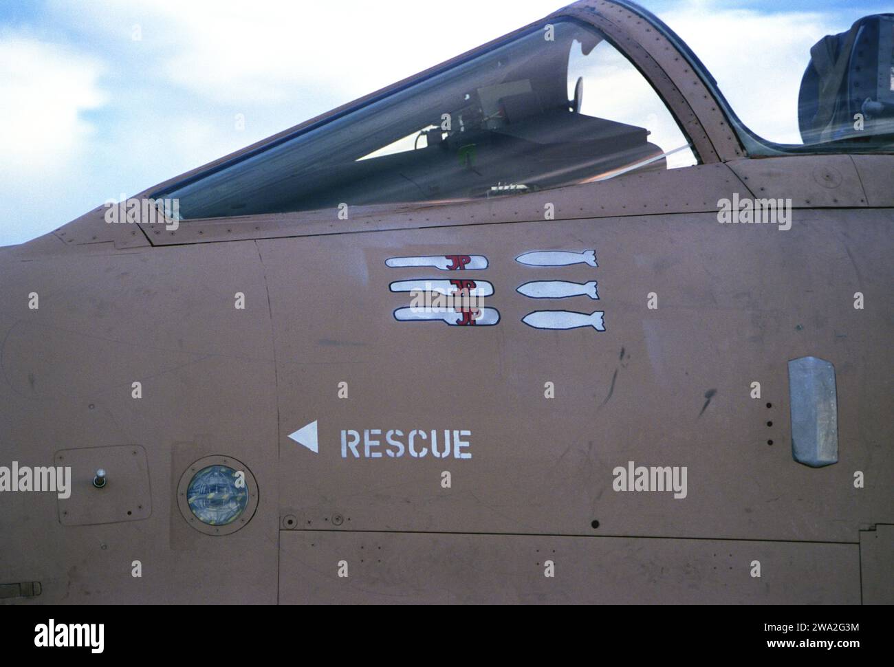 Première Guerre du Golfe : 20 janvier 1991 symboles de mission peints à la main sur un bombardier RAF Tornado Gr1 à la base aérienne King Faisal, Tabuk, au nord-ouest de l'Arabie saoudite. Banque D'Images