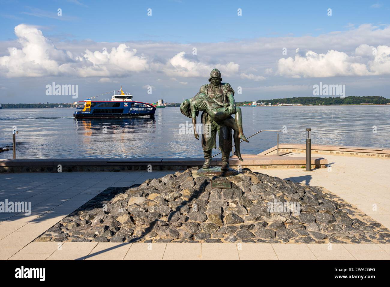 Kieler Förde Früh morgens an der Heikendorfer Strandpromenade am Denkmal für die Seenotreter, im hintergrund die Fördefähre WIK Banque D'Images