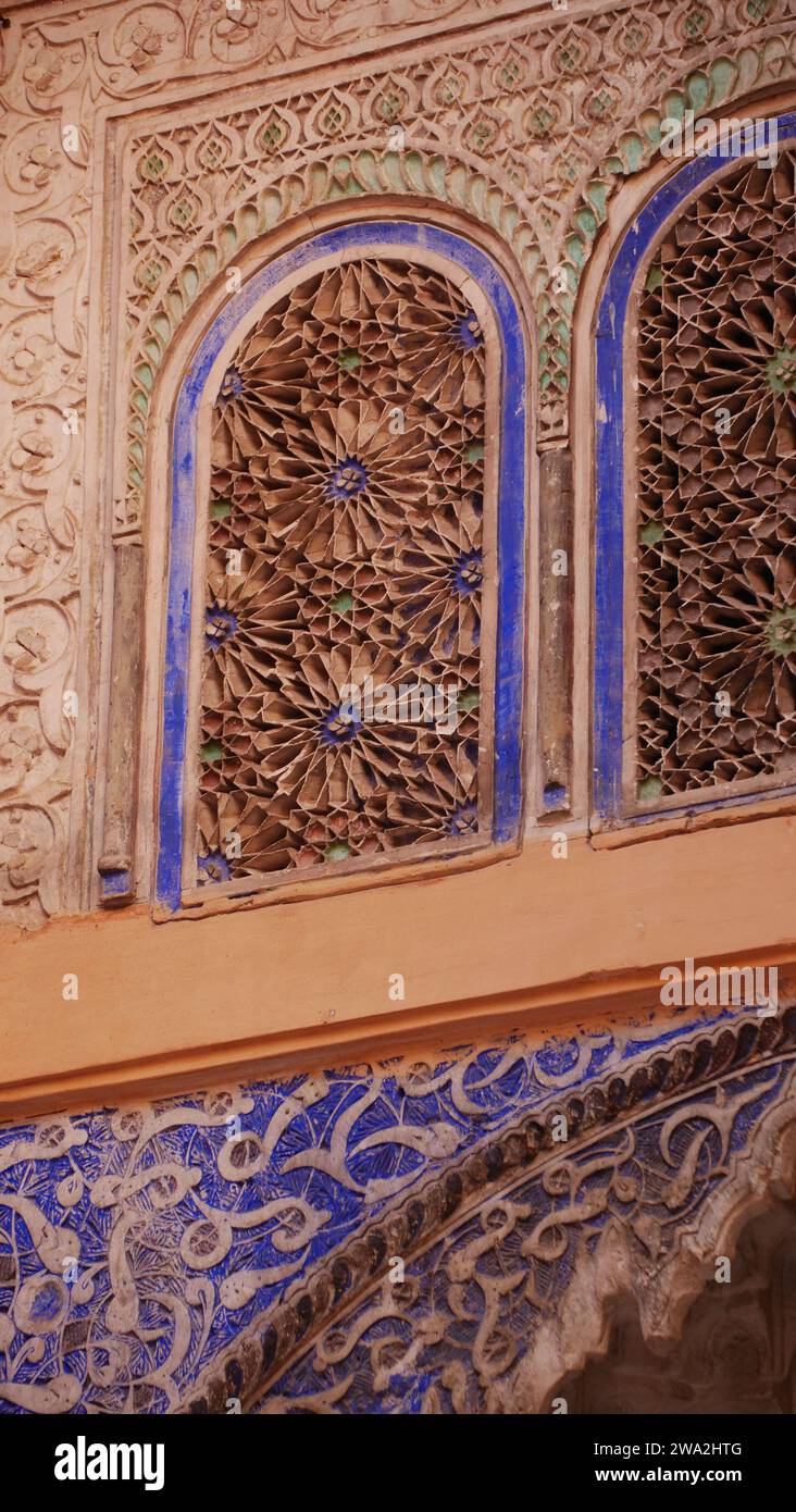 Fenêtre arabe ornée de motifs décoratifs Banque D'Images