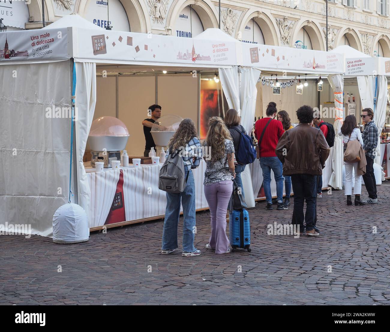 TURIN, ITALIE - CIRCA OCTOBRE 2022 : les gens au salon du chocolat CIOCCOLATO Banque D'Images