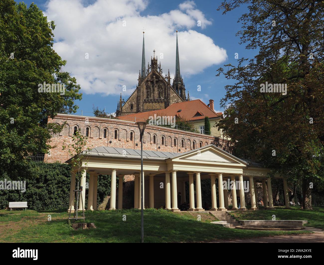 BRNO, RÉPUBLIQUE TCHÈQUE - VERS SEPTEMBRE 2022 : Katedrala Svateho Petra A Pavla Traduction Cathédrale Saint Pierre et Paul Banque D'Images