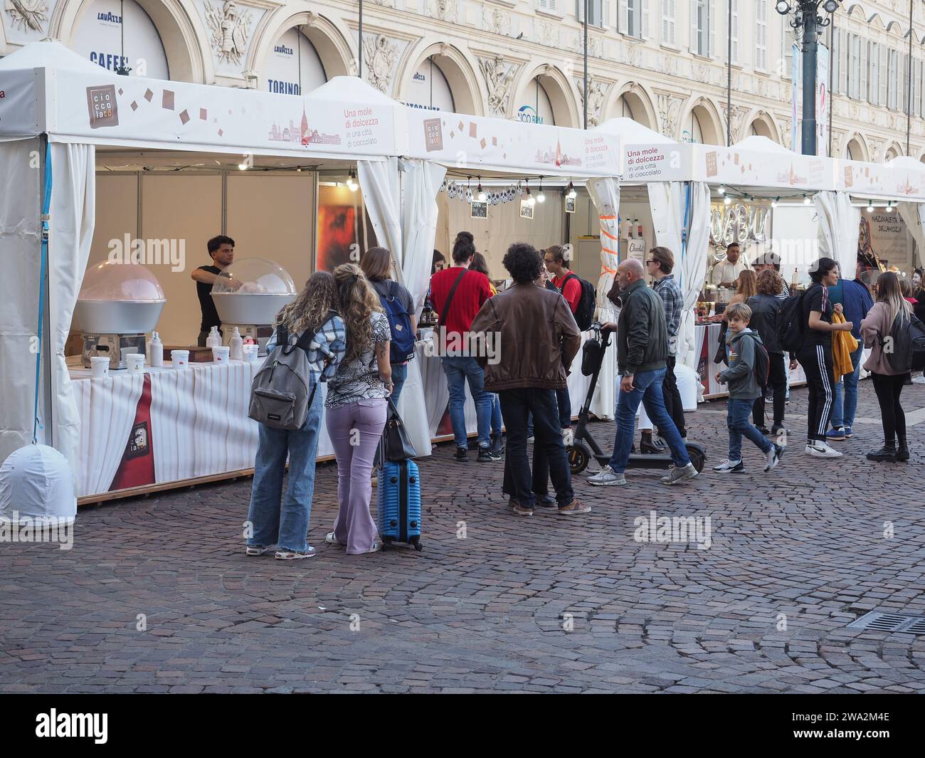 TURIN, ITALIE - CIRCA OCTOBRE 2022 : les gens au salon du chocolat CIOCCOLATO Banque D'Images