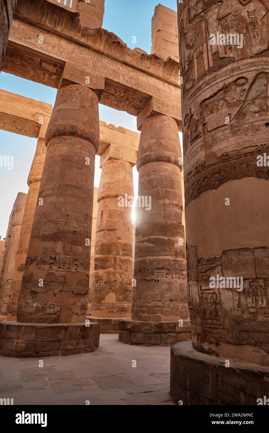 Louxor, Egypte - décembre 26 2023 : salle hypostyle avec d'énormes colonnes dans le temple Karnak Banque D'Images