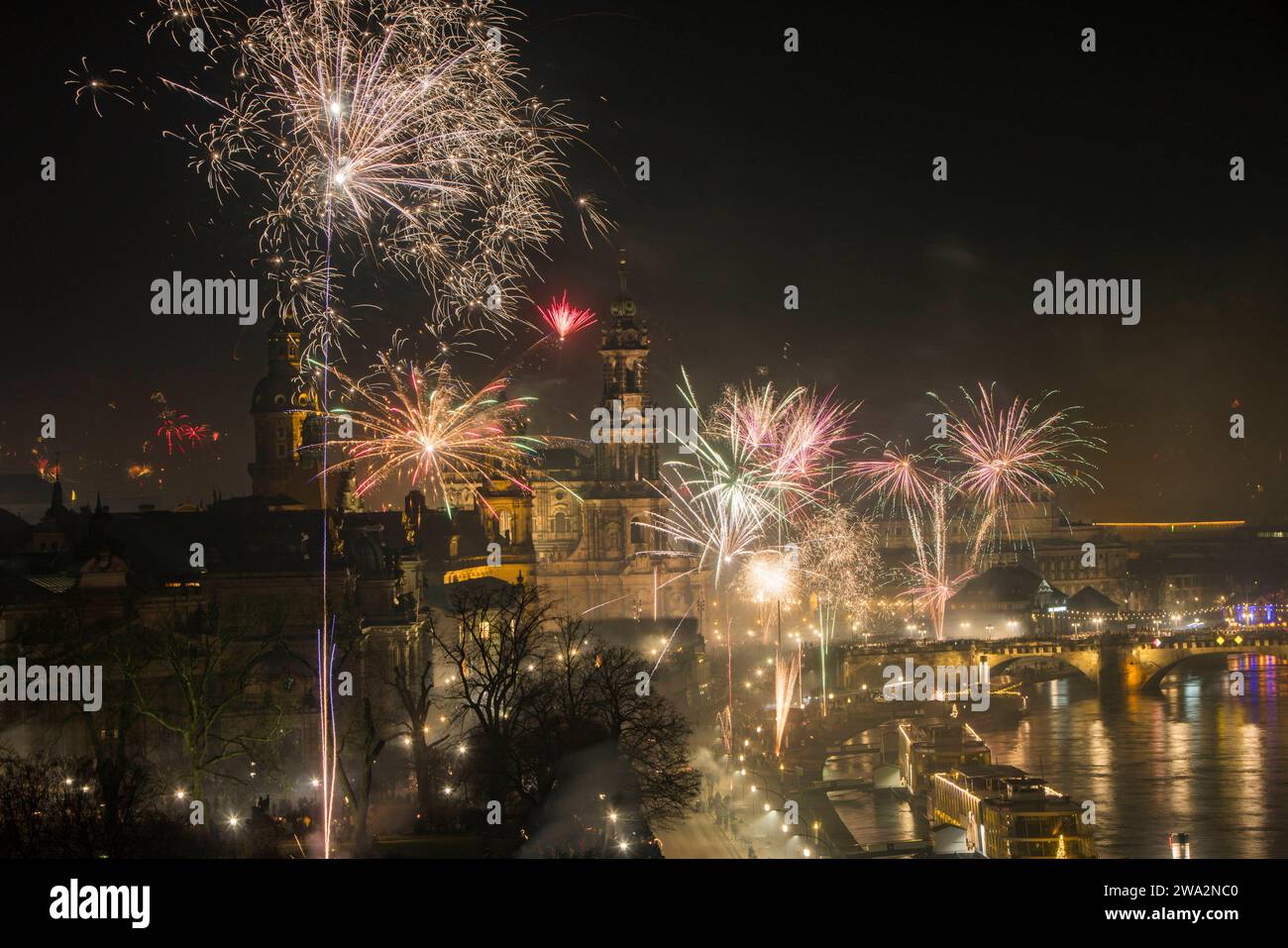 Feuerwerk Silvester 2024 Silvesterfeuerwerk über der Dresdner Altstadt