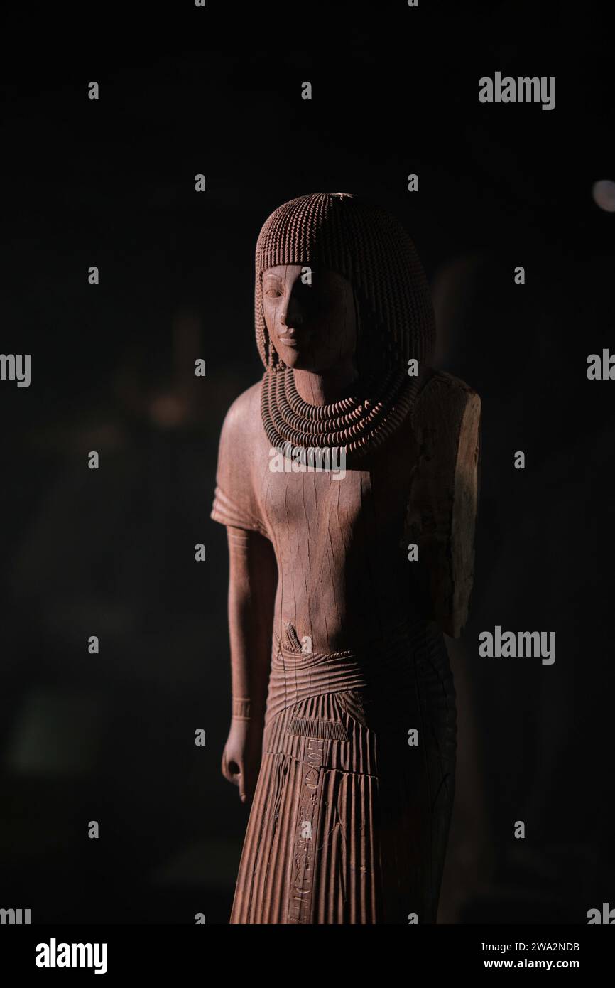 Le Caire, Egypte - 2 janvier 2024 : statue de Thai, 18 ème dynastie, scribe royal et surveillant Amenhotep III, au Musée égyptien Banque D'Images