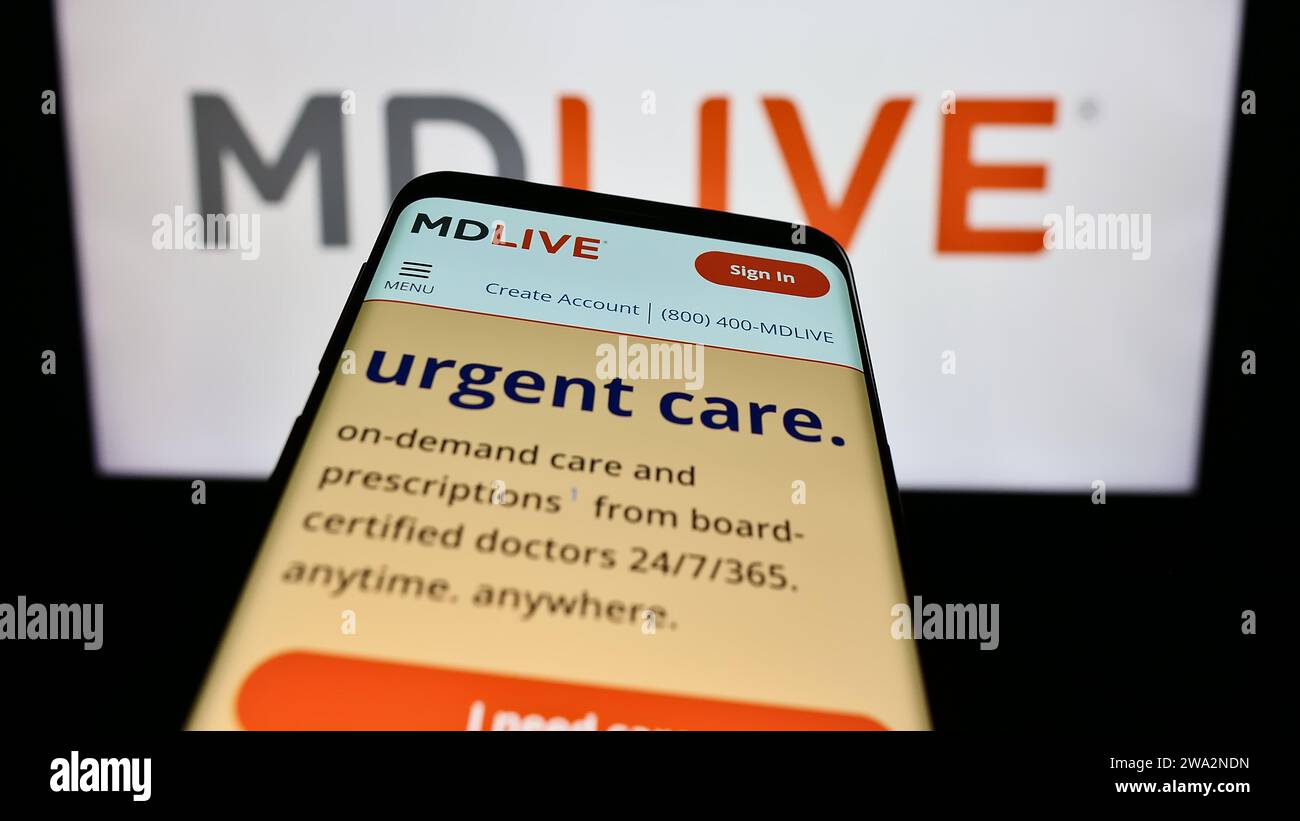 Téléphone mobile avec le site Web de la société américaine de services de santé virtuelle MDLIVE devant le logo de l'entreprise. Effectuez le focus sur le coin supérieur gauche de l'écran du téléphone. Banque D'Images