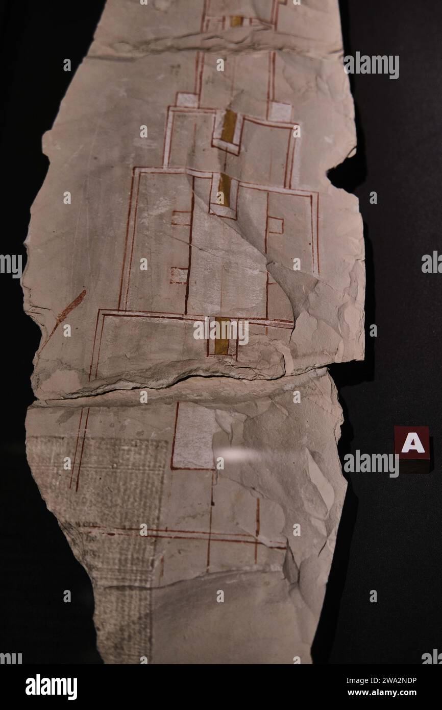 Louxor, Égypte - décembre 26 2023 : dessins de plans architecturaux égyptiens antiques sur une pierre au Musée de Louxor Banque D'Images