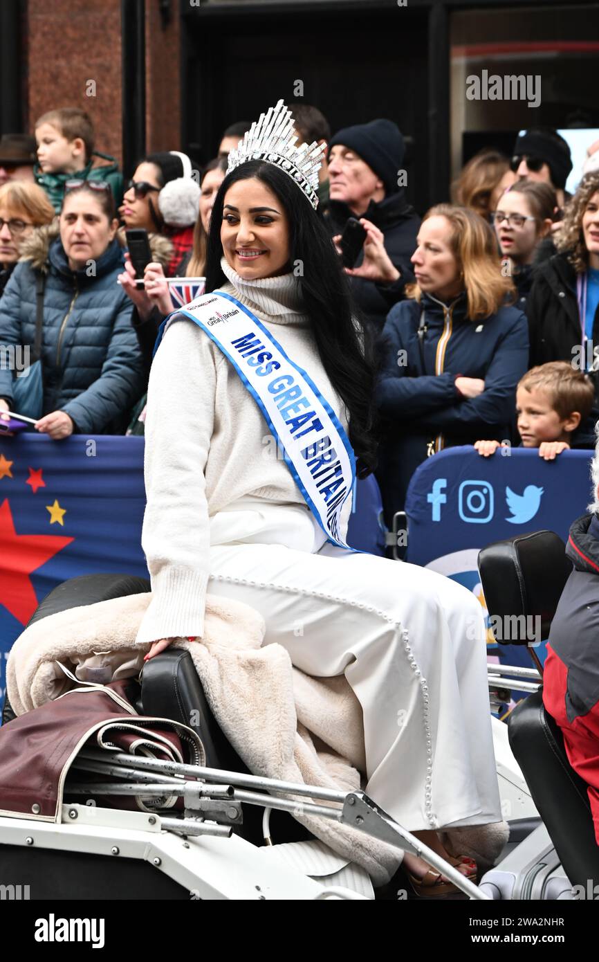 Londres, Royaume-Uni. 1 janvier 2024. Madeleine Wahdan de Miss Grande-Bretagne 2023/24 participe à la parade annuelle du nouvel an de Londres avec des centaines de flotteurs dans le centre de londres, au Royaume-Uni. Crédit : Voir Li/Picture Capital/Alamy Live News Banque D'Images