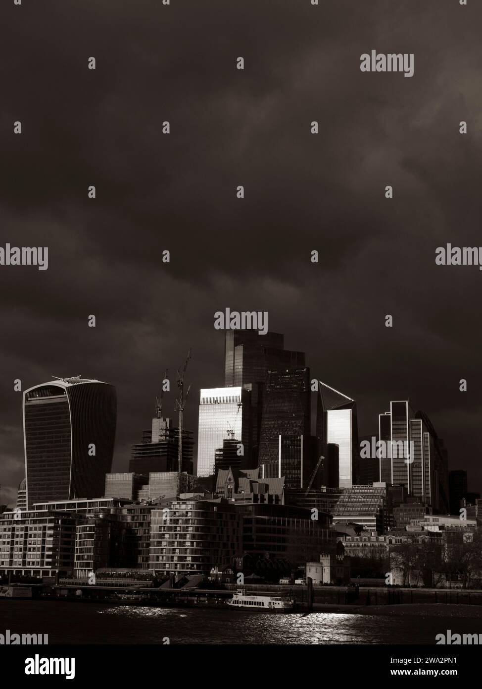 Paysage noir et blanc de la ville de Londres un jour de tempête, Londres, Angleterre, Royaume-Uni, GB. Banque D'Images
