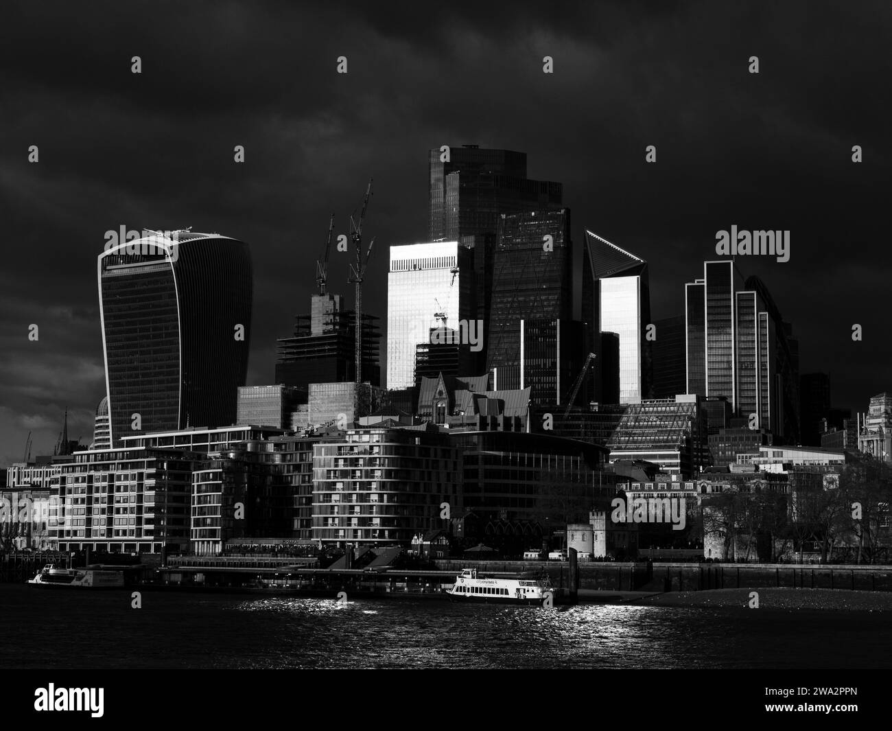 Paysage noir et blanc de la ville de Londres un jour de tempête, Londres, Angleterre, Royaume-Uni, GB. Banque D'Images