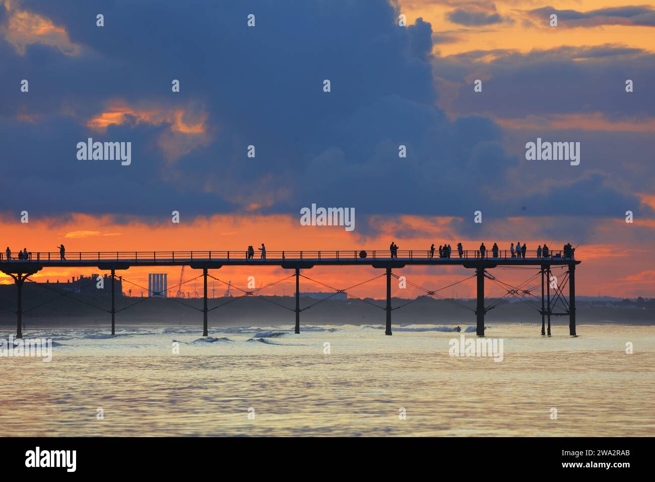Silhouette de Saltburn Pier au coucher du soleil, Saltburn, North Yorkshire, Angleterre, Royaume-Uni. Banque D'Images