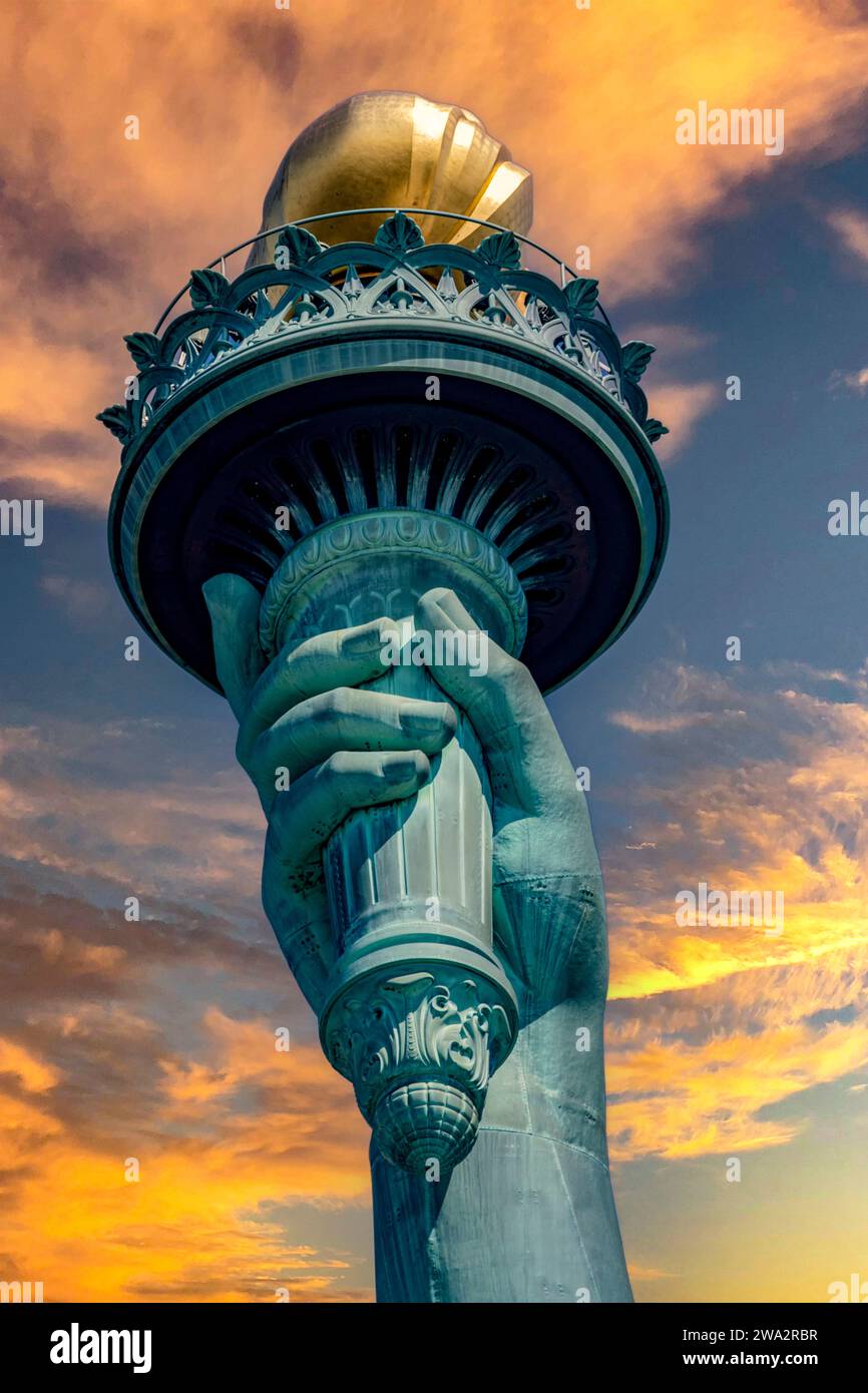 Le flambeau de l'indépendance de la Statue de la liberté de la grosse Pomme et de New York (USA) à l'aube, symbole de la ville de Manhattan et du monde. Banque D'Images