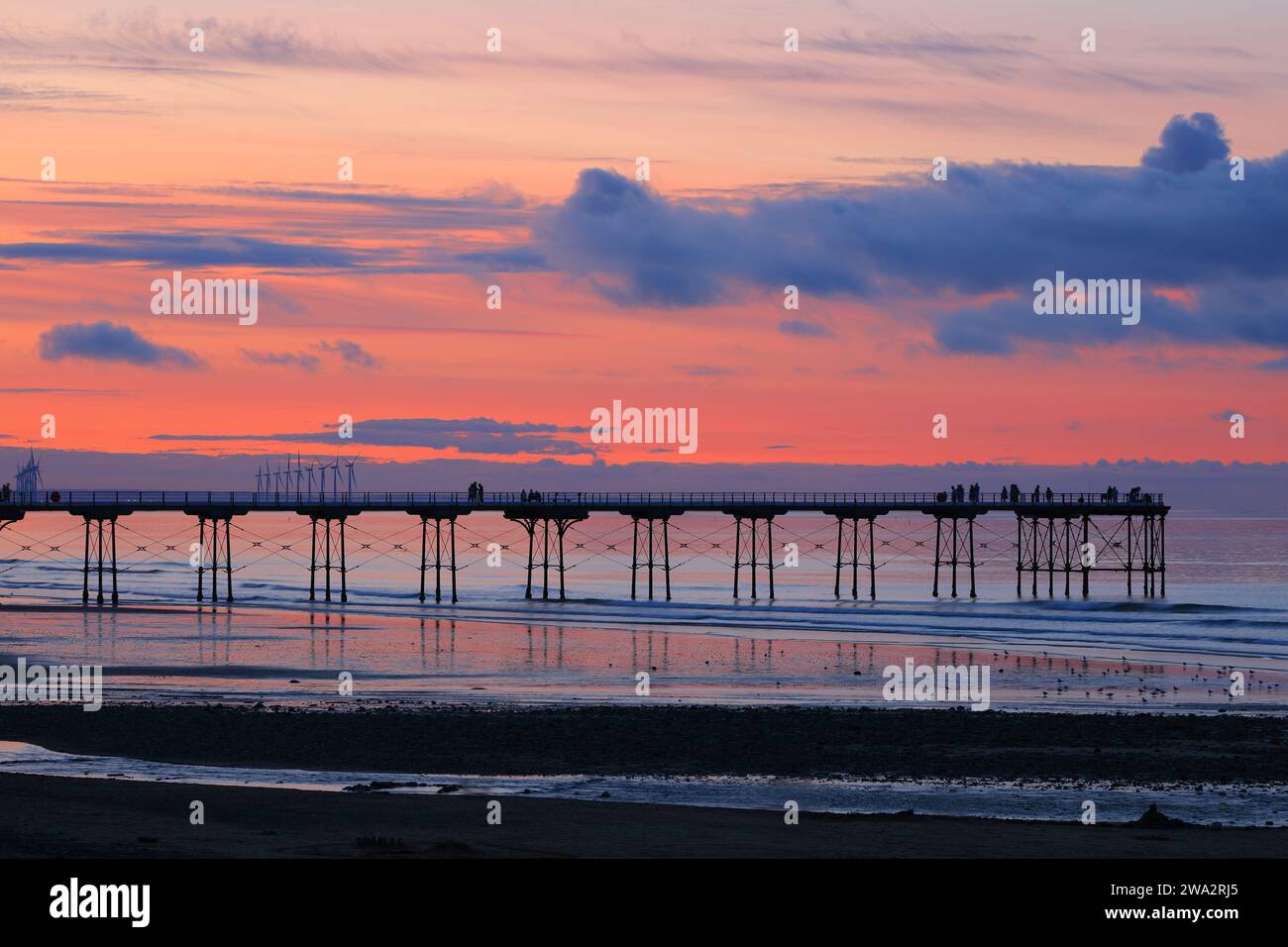 Silhouette de Saltburn Pier au coucher du soleil, Saltburn, North Yorkshire, Angleterre, Royaume-Uni. Banque D'Images