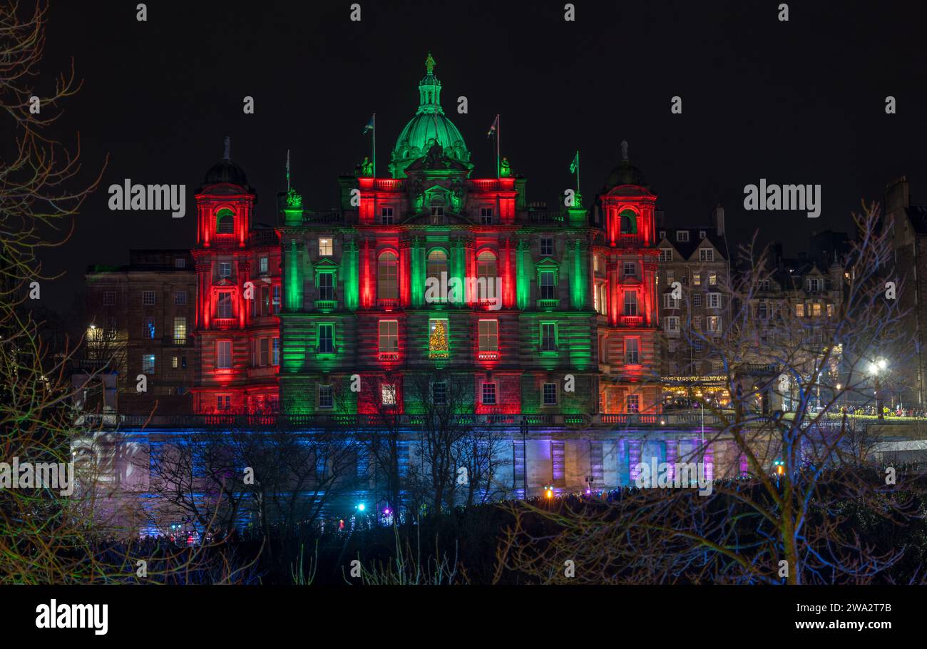 Le siège de Lloyds Banking sur The Mound s'est éclairé pour Noël la nuit, Édimbourg, Écosse, Royaume-Uni Banque D'Images