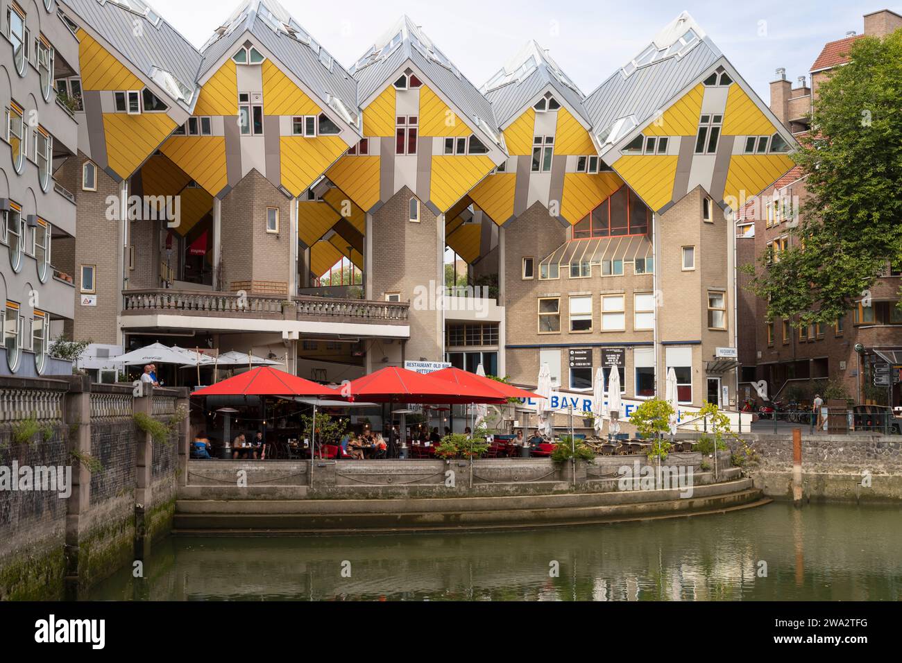 Maisons cubiques avec une terrasse ci-dessous où les gens profitent de la vue sur le vieux port de Rotterdam. Banque D'Images