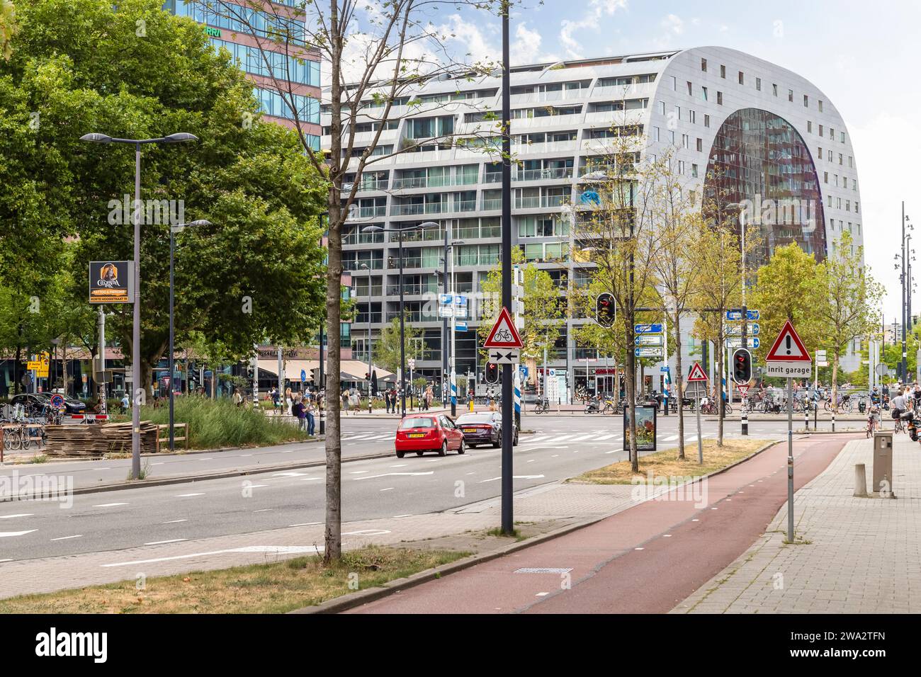 Immeuble résidentiel et commercial moderne avec hall de marché intérieur dans le centre de Rotterdam. Banque D'Images