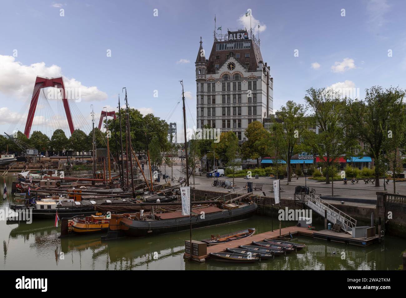 Oude Haven (Vieux Port) avec la Witte huis (Maison Blanche) et le Willemsbrug sur la rivière de Maas dans le centre de Rotterdam. Banque D'Images