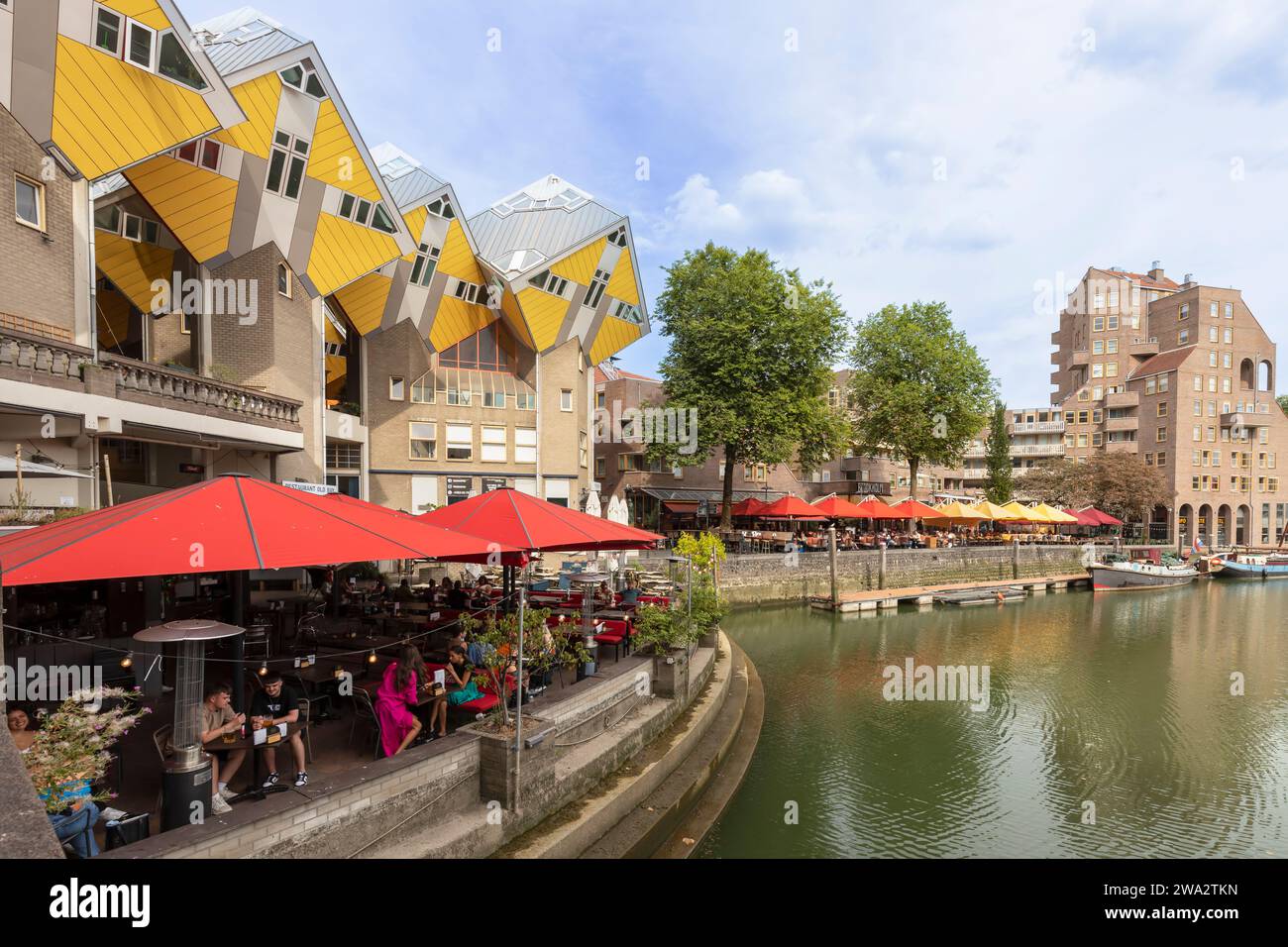 Maisons cubiques avec vue sur le vieux port de Rotterdam. Banque D'Images