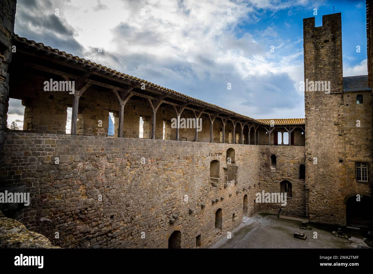 Château Comtal, grand château du 12e siècle restauré, perché sur une colline, avec un musée dans cette célèbre ville fortifiée médiévale, la Cité, citadelle médiévale, Carcasso Banque D'Images