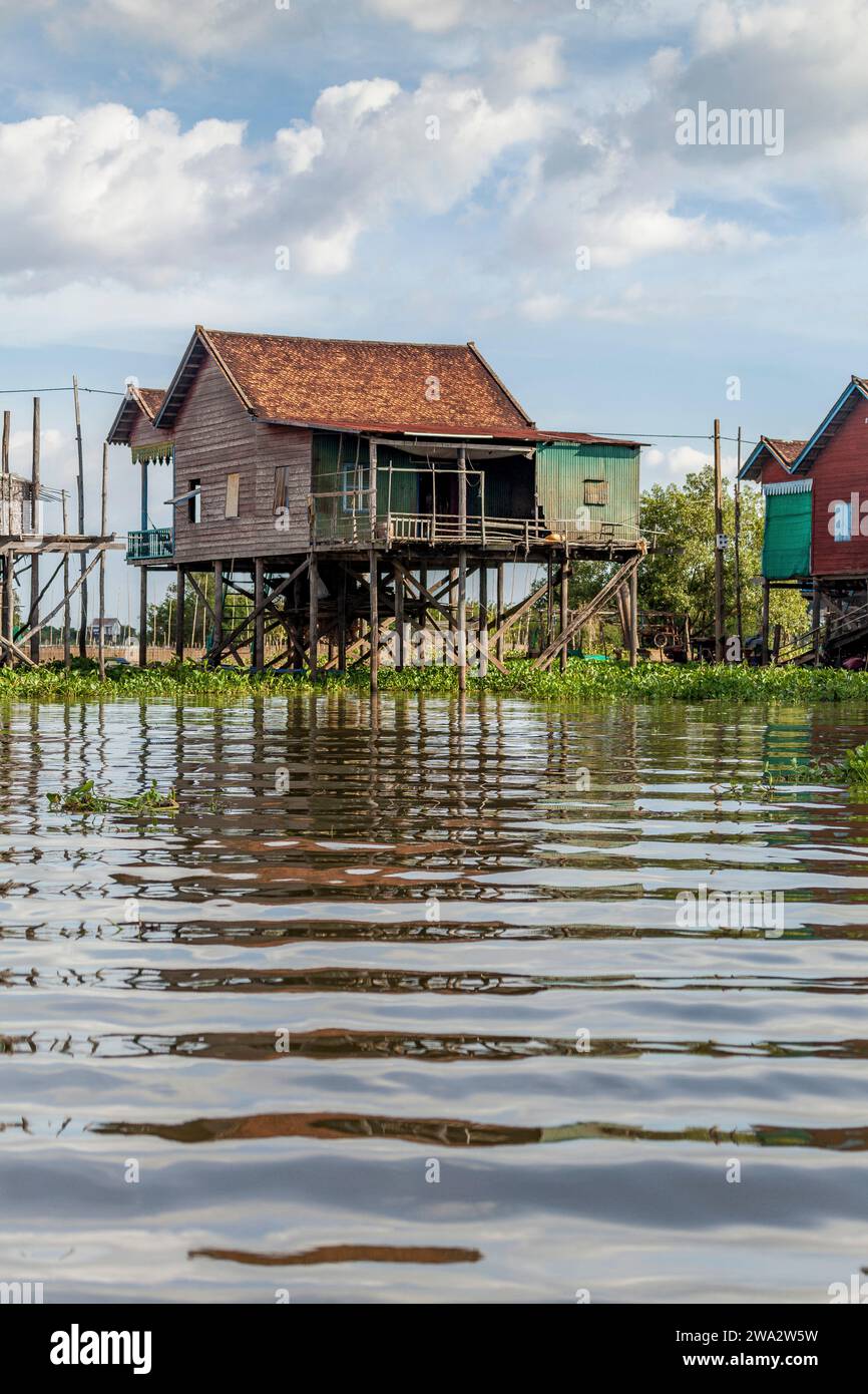 Maisons traditionnelles sur pilotis, lac Tonle SAP, Cambodge Banque D'Images