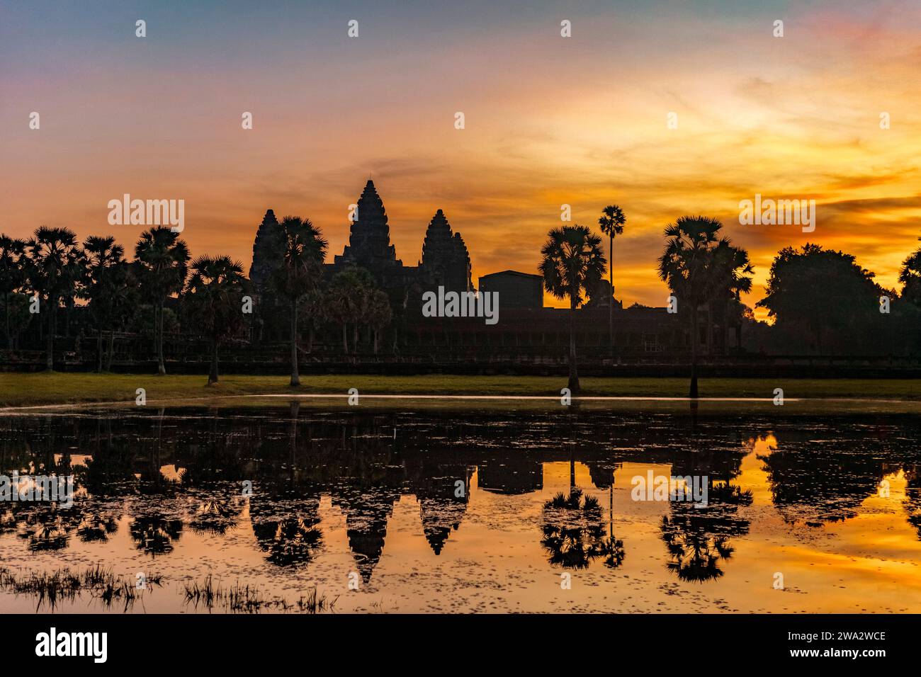 Lever de soleil sur le temple khmer d'Angkor Wat, Cambodge, reflété dans l'eau Banque D'Images