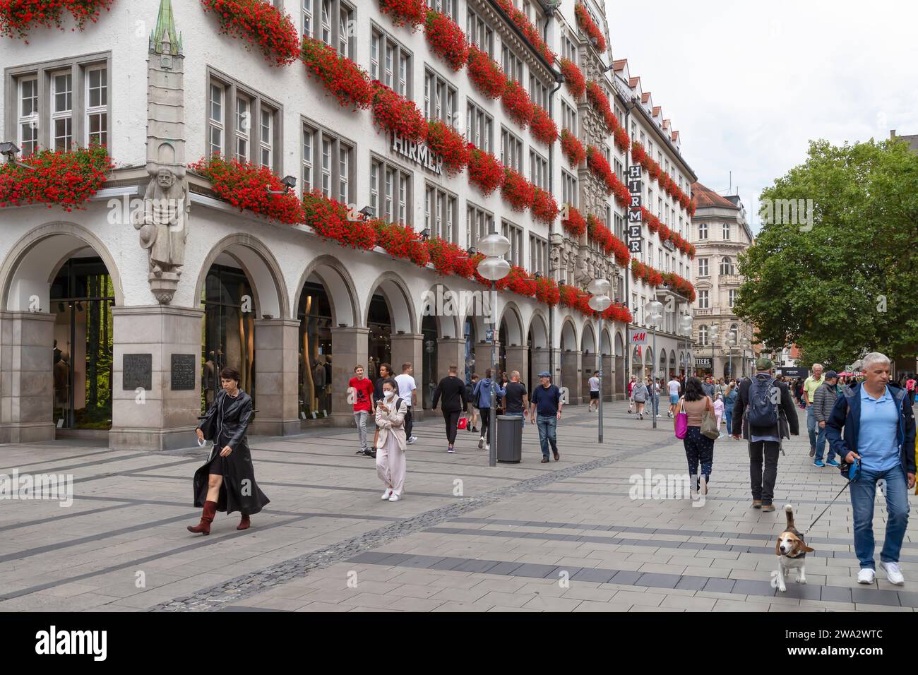 Rue commerçante populaire Kaufingerstraße, l'une des plus anciennes rues de Munich et l'une des principales rues commerçantes de Munich. Banque D'Images