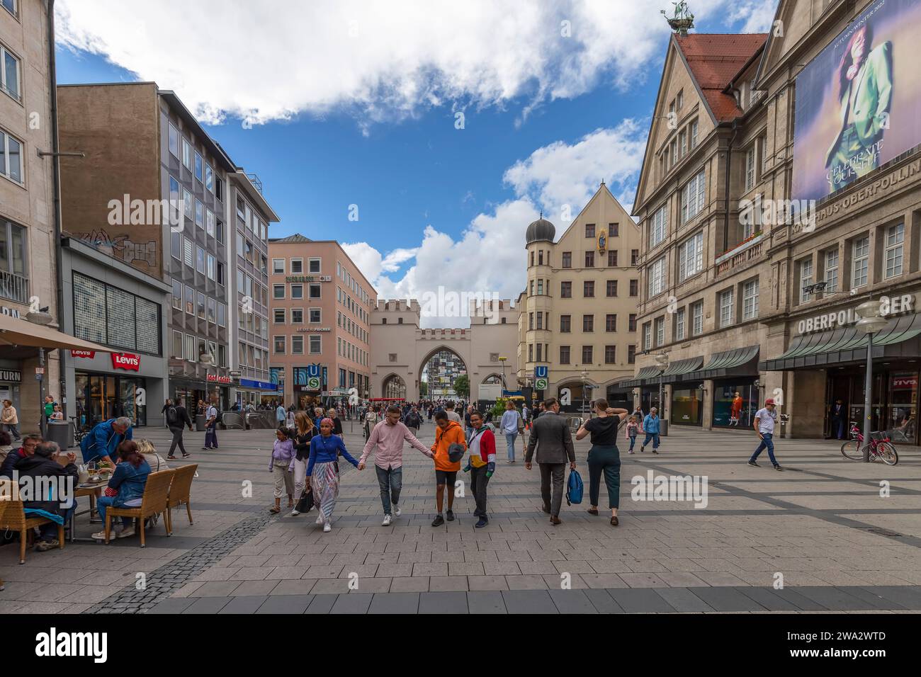 Les gens marchent à travers la porte Karlstor sur la célèbre rue commerçante Neuhauser Straße à Munich, en Bavière, en Allemagne. Banque D'Images