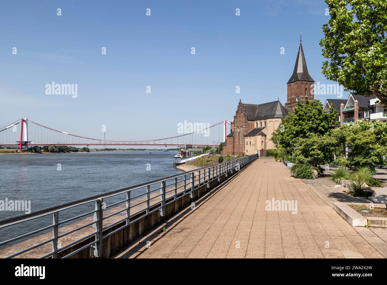 Promenade du Rhin dans la ville allemande d'Emmerich avec vue sur le pont sur le Rhin. Banque D'Images