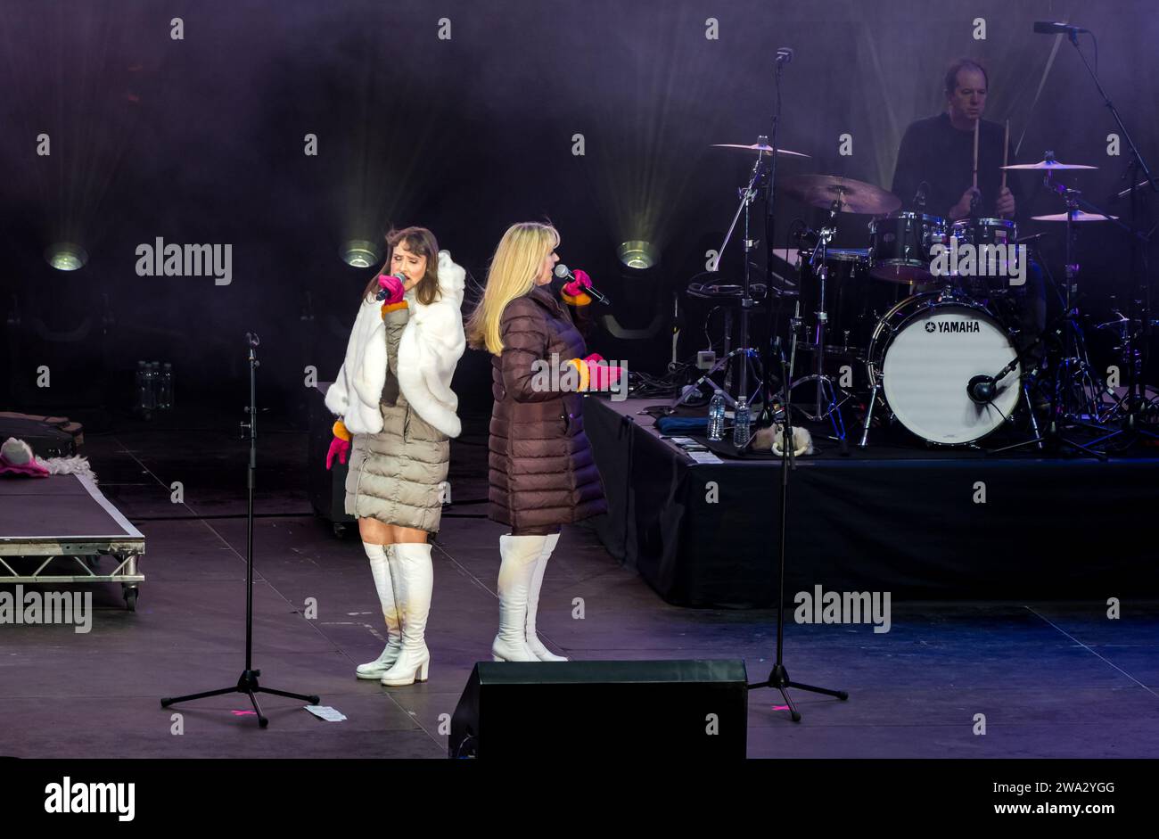 Le groupe hommage à Abba Bjorn se produit à nouveau à Night Afore Disco Party pour les célébrations du nouvel an Edinburgh Hogmanay, en Écosse, au Royaume-Uni Banque D'Images