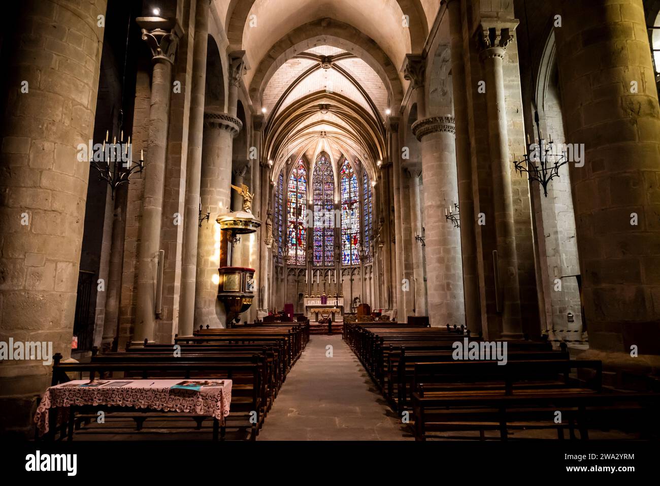 Basilique des Saints Nazarius et Celsus, église catholique romaine située dans la citadelle de Carcassonne, construite dans le style architectural gothique-roman, Banque D'Images