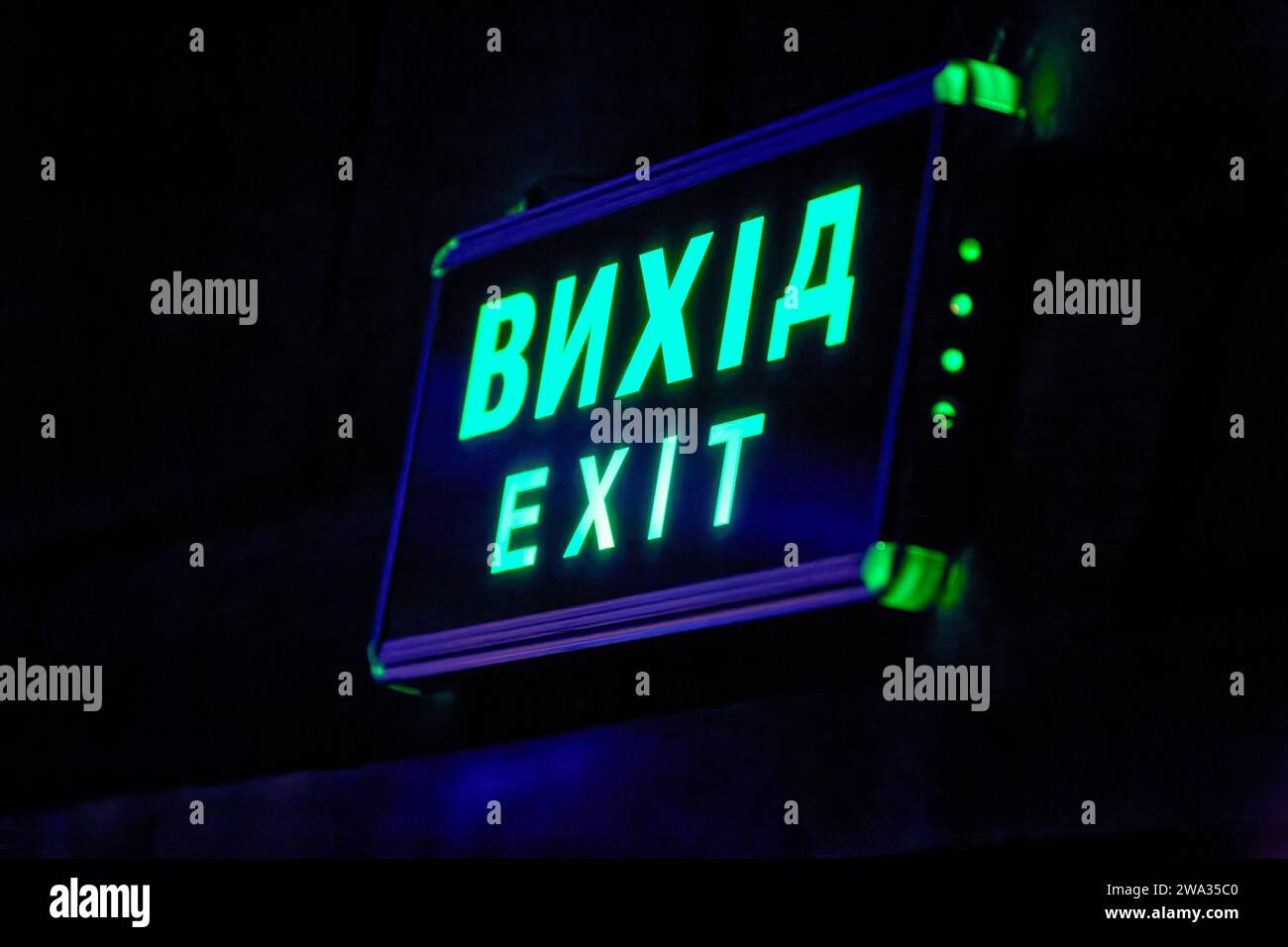 Image d'un panneau de sortie lumineux au-dessus des portes dans le hall Banque D'Images