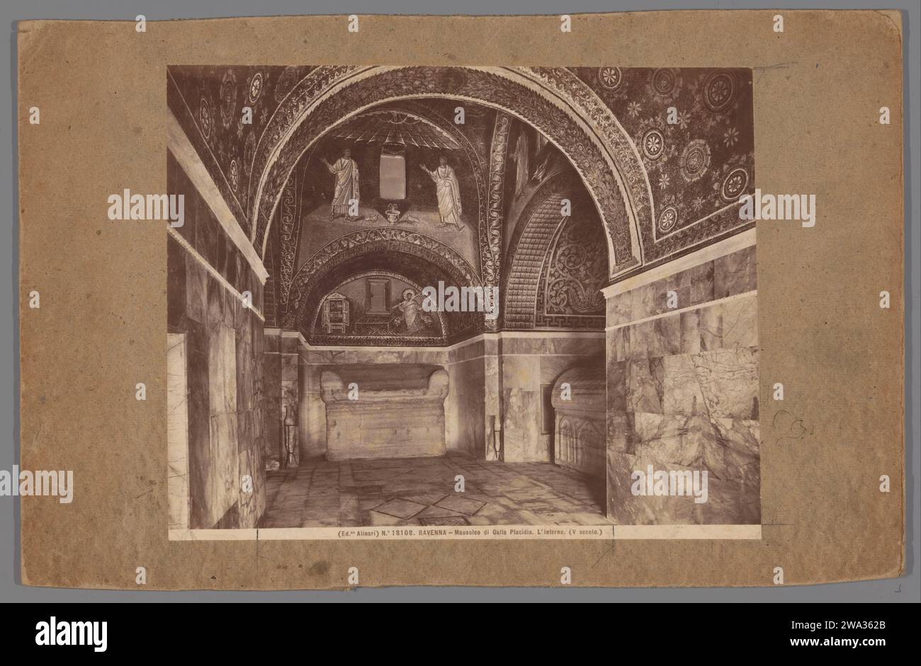 Intérieur du Mausolée de Galla Placidia à Ravenne, c. 1875 - c. 1900 photographie Mausolée van galla placidia carton. mausolée de tirage d'albumine de support photographique. intérieur  représentation d'un bâtiment. Tombe, tombe Mausolée van galla placidia Banque D'Images